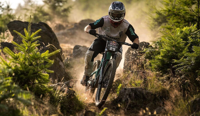 Quelles sont les caractéristiques d’un pneu DH ?