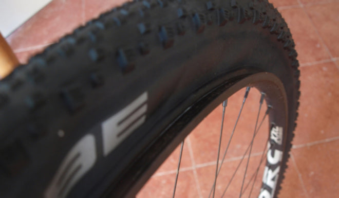 Comment monter un pneu Tubeless / Le pneu est trop lâche