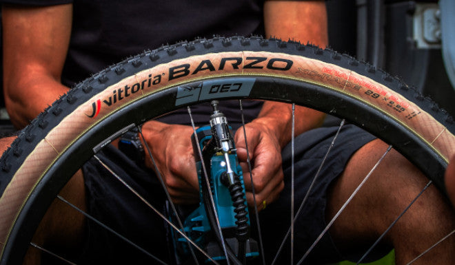 Comment monter un pneu tubeless sans compresseur