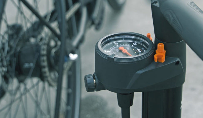 Comment changer un pneu arrière sur un vélo à assistance électrique ?