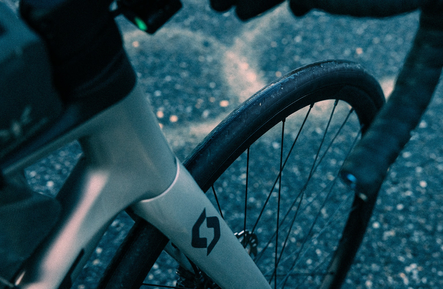 Pneu vélo route Challenger Hutchinson sur un vélo de route Scott