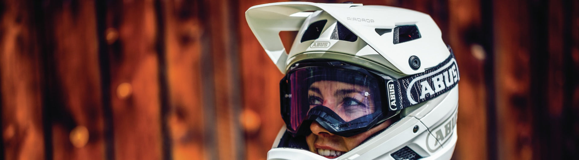 Casque VTT intégral blanc avec masque de vélo noir ABUS