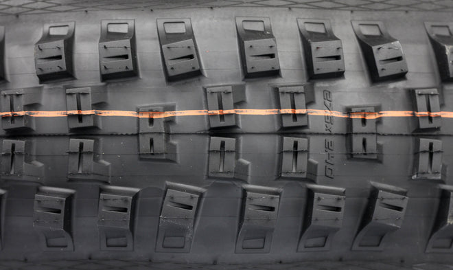 Pneu Schwalbe Big Betty 2021 Addix Ultra Soft - Super Downhill - Tubeless Easy crmpons