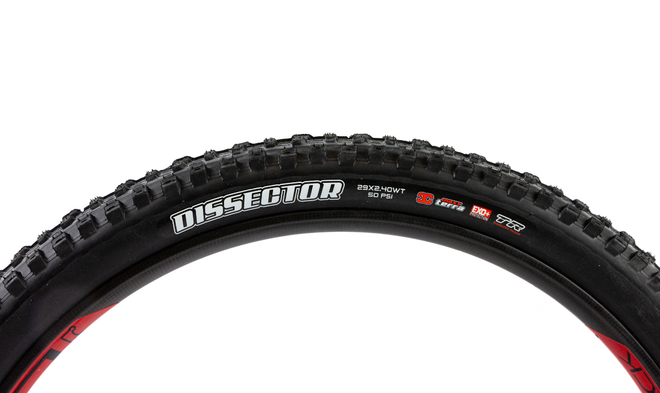 Pneu VTT Maxxis Dissector Wide Trail Tubeless Ready avec protection EXO et gomme 3C MaxxTerra, conçu pour le trail et l’enduro.
