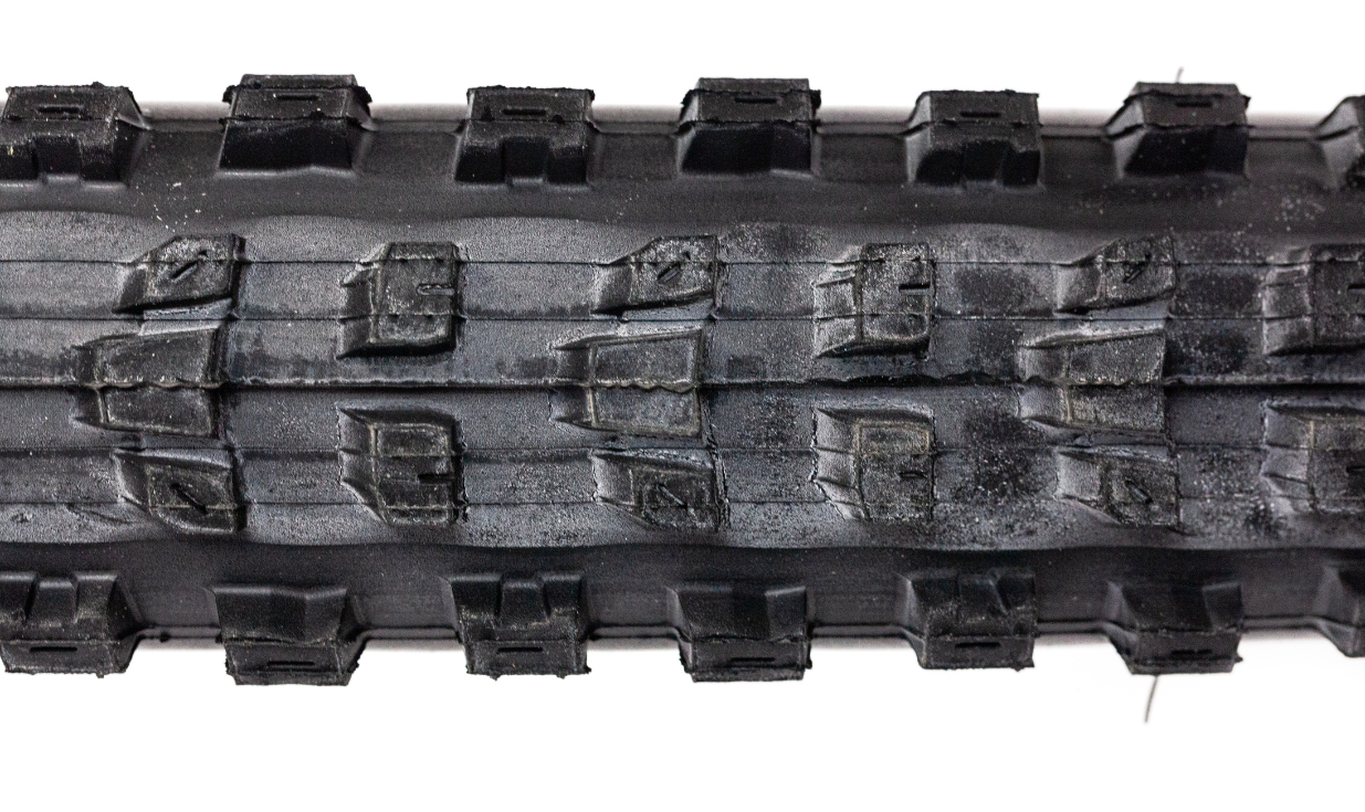 Pneu VTT Maxxis Dissector Wide Trail Tubeless Ready avec protection EXO et gomme 3C MaxxTerra, conçu pour le trail et l’enduro.