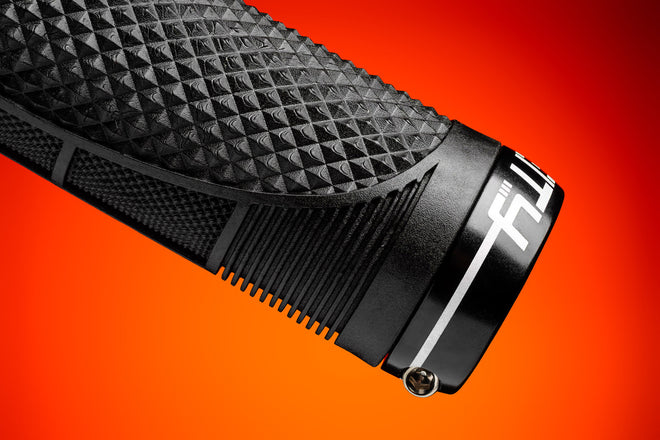 Puños Deity MEGATTACK