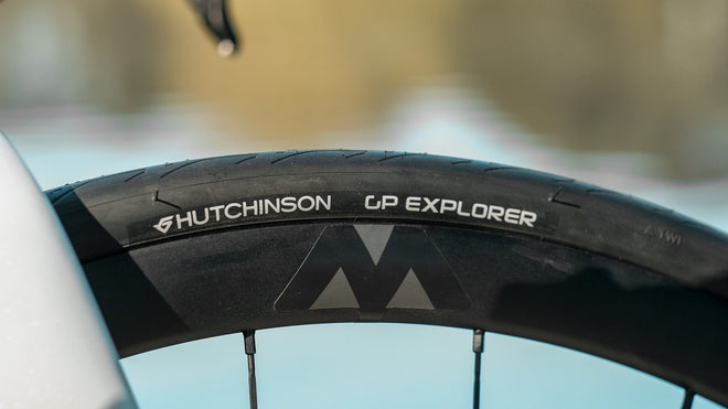 Pneu Hutchinson GP Explorer tubetype avec logo visible sur jante de vélo