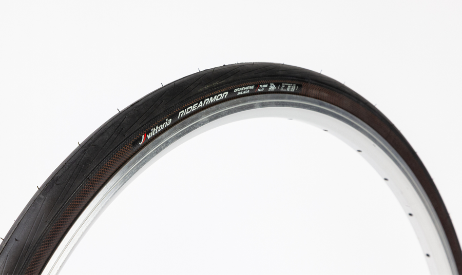 Pneu vélo route Vittoria RideArmor II Tubeless Ready monté sur jante, vue trois-quarts mettant en avant le profil et la carcasse renforcée.